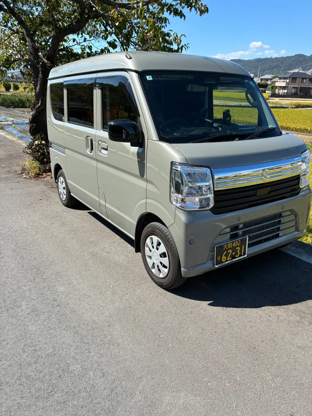 中長距離チャーター — 田舎道を走る軽貨物車